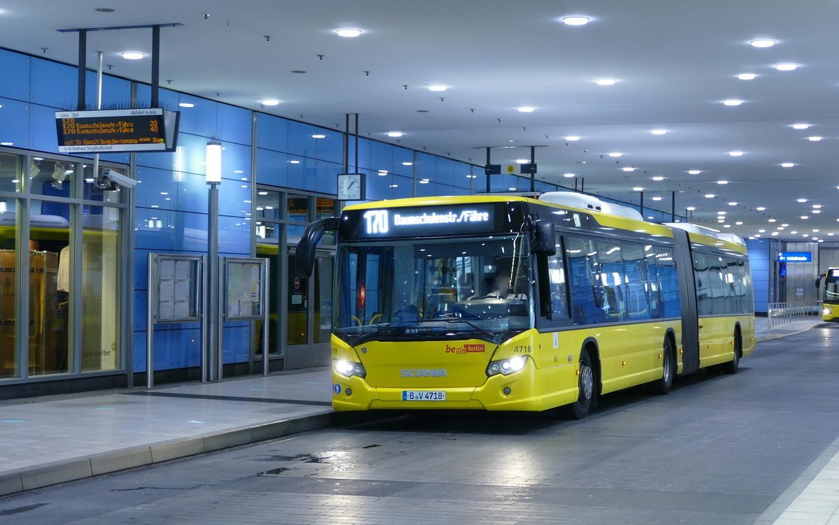 Scania Citywide GN18 der BVG, Wagen 4718, hier auf der OL 170 an der Haltestelle- BVG Bus Bahnhof 'Rathaus Steglitz', Berlin im Juli 2020.