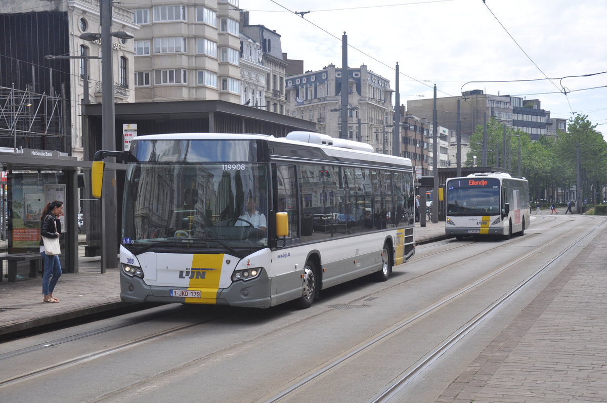 Scania Citywide LE 119908 und Van Hool newA330 5021 von De Lijn aufgenommen 03.07.2016 am Haltestelle Nationale Bank Antwerpen
