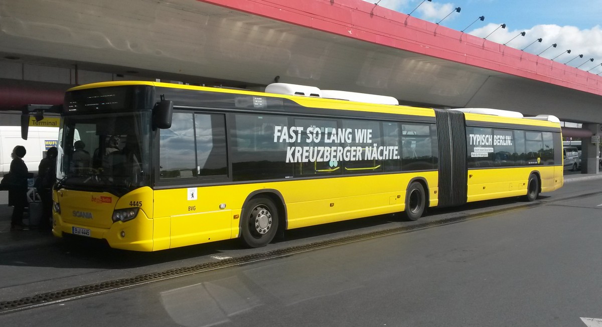 Scania Citywide LFA, BVG Gelenkbus verstärkt die Busflotte in Berlin um 156 Fahrzeuge. Hier am Flughafen Tegel auf der Linie X 9 am 04.05.2015. Es können bis zu 99 Fahrgäste bei einem 18 Meter langen Bus befördert werden.