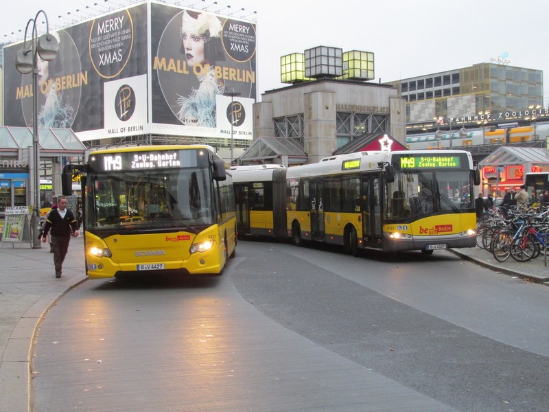 Scania Citywide LFA und Solaris Urbino 18, BVG Berlin #4427 und #4127, 29.11.2014 beim Bhf Zoologischer Garten.