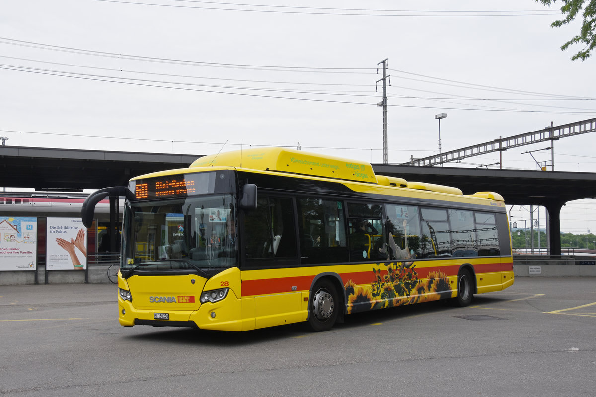 SCANIA Erdgasbus 28 der BLT, auf der Linie 60, wartet an der Endstation beim Bahnhof Muttenz. Die Aufnahme stammt vom 02.05.2018.