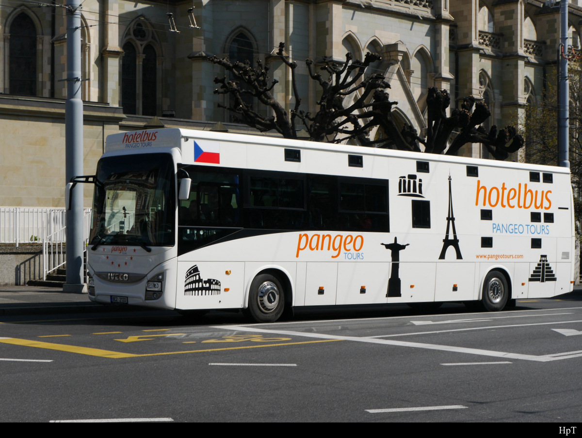 Scania Hotelbus unterwegs in der Stadt Genf am 06.04.2019