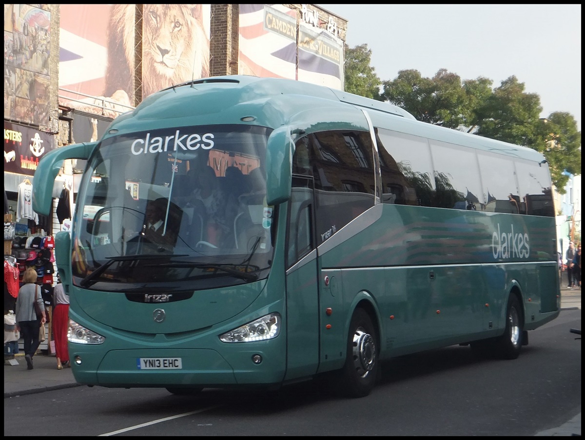 Scania Irizar von Clarkes aus England in London am 24.09.2013