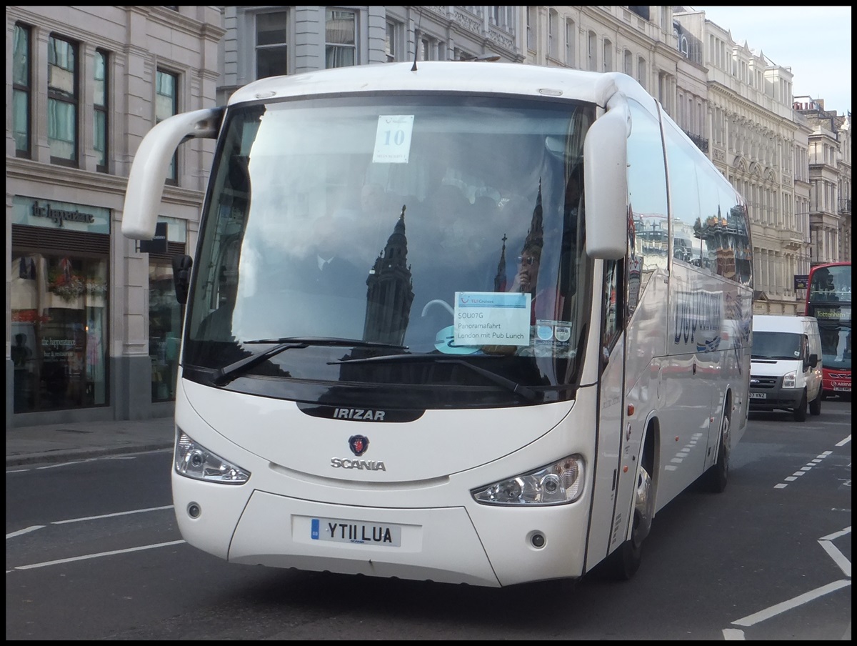Scania Irizar von D&P Coaches aus England in London am 24.09.2013