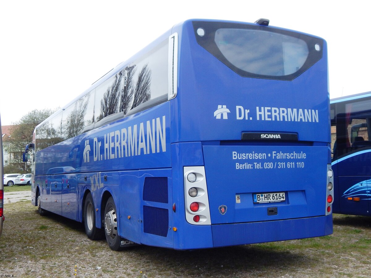 Scania OmniExpress von Dr. Herrmann aus Deutschland in Sassnitz am 28.04.2019