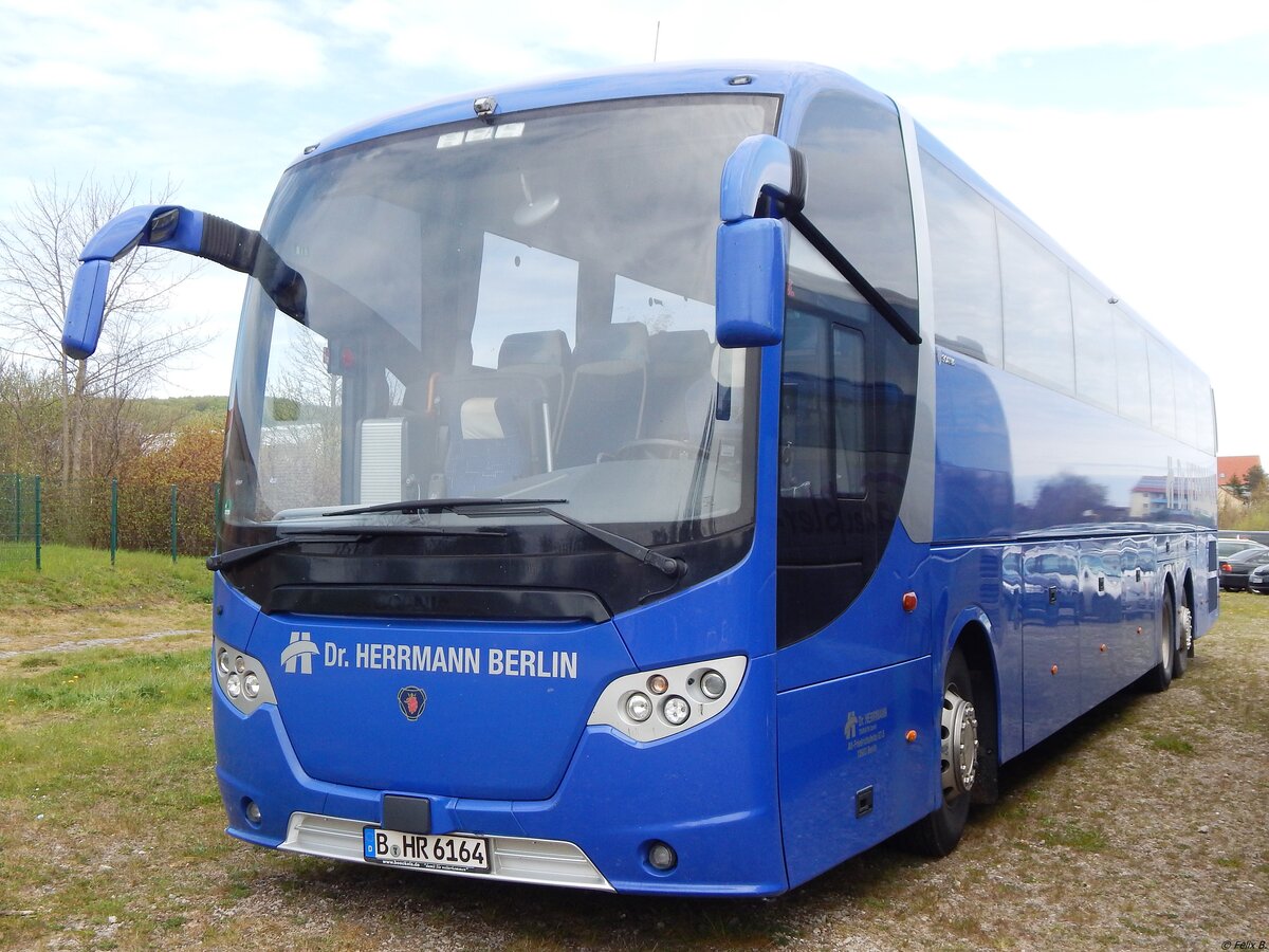 Scania OmniExpress von Dr. Herrmann aus Deutschland in Sassnitz am 28.04.2019