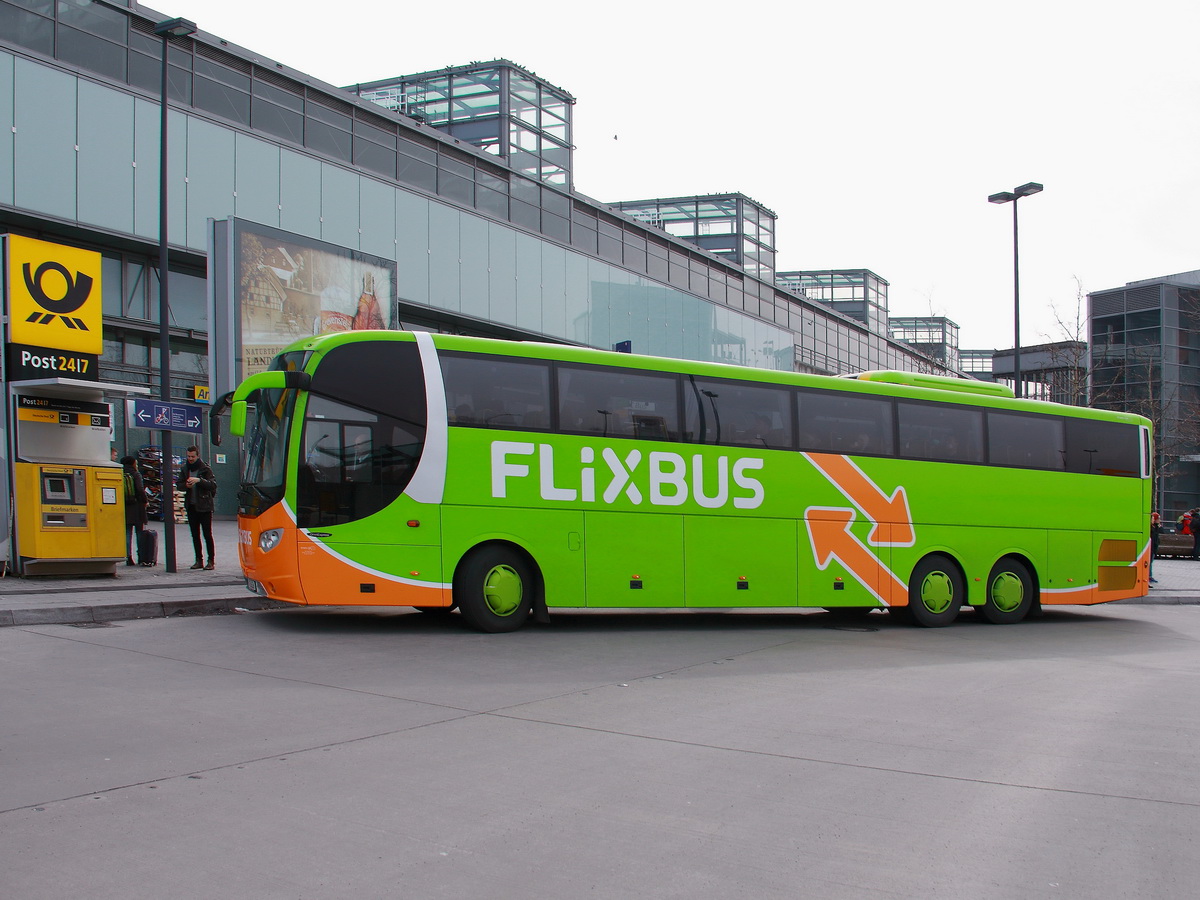 Scania OmniExpress 'FLIXBUS - Firma Gradliner - am 30. März 2018 am Bahnhof Berlin Südkreuz.