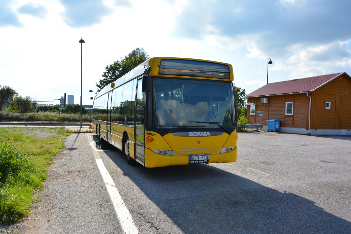 Scania OmniLink (BGM 373) abgestellt am Bahnhof Vimmerby am 12.09.2014.