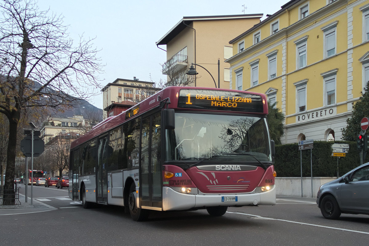 Scania OmniLink Bus Nr. 895 von Trentino Trasporti der Linie 1 in Rovereto. Aufgenommen 2.12.2017.