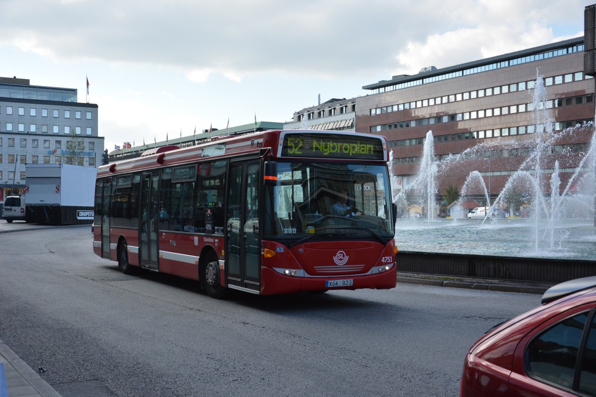 Scania OmniLink mit dem Kennzeichen XGK 923 am Sergels torg Stockholm am 16.09.2014.