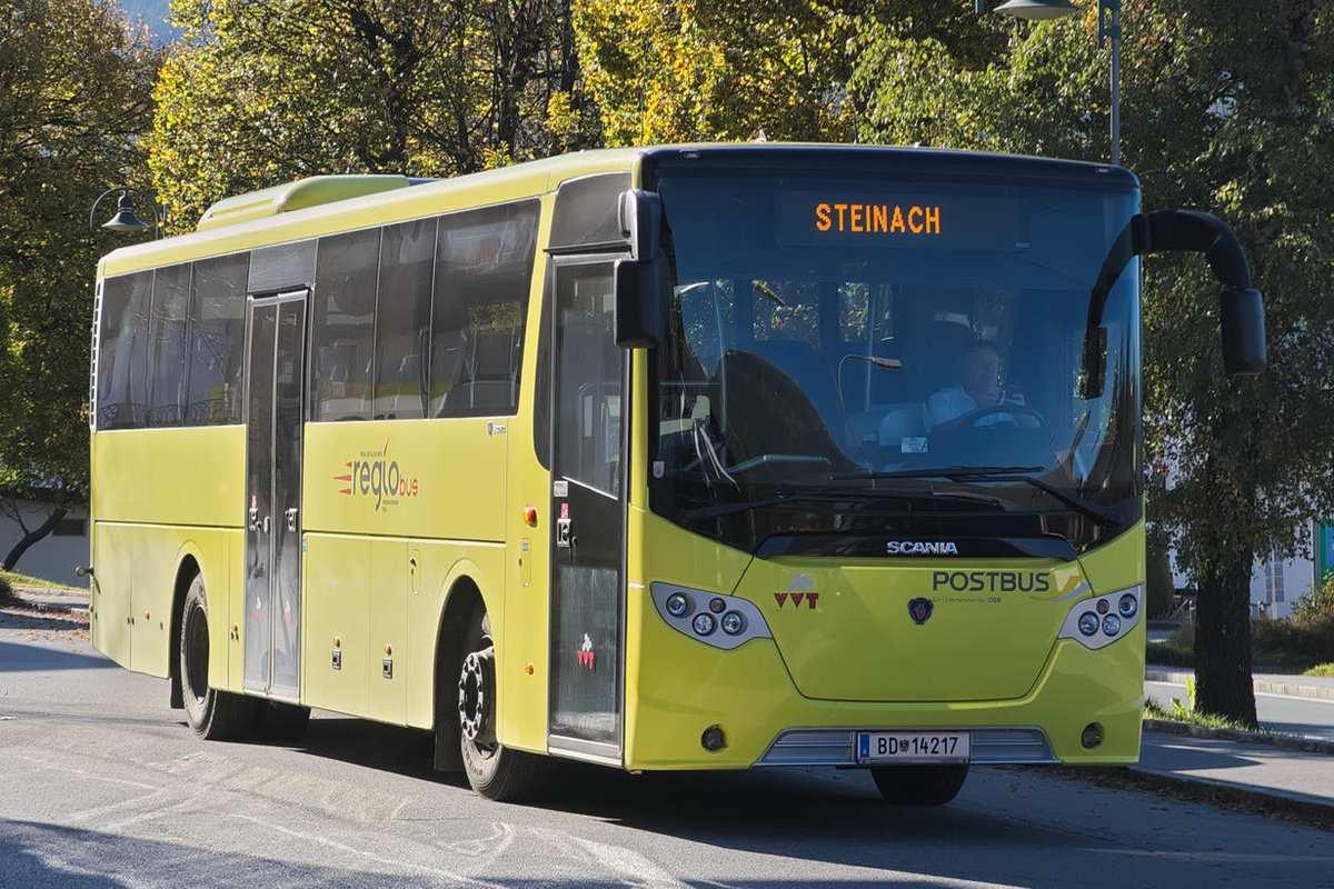 Scania von Postbus als Linie 4145 in Schönberg im Stubaital Ortsmitte. Aufgenommen 11.10.2017.