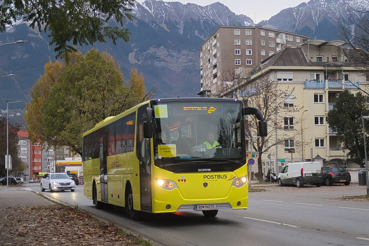 Scania von Postbus als Sonderfahrt in der Anton-Eder-Straße in Innsbruck am 2.11.2017.