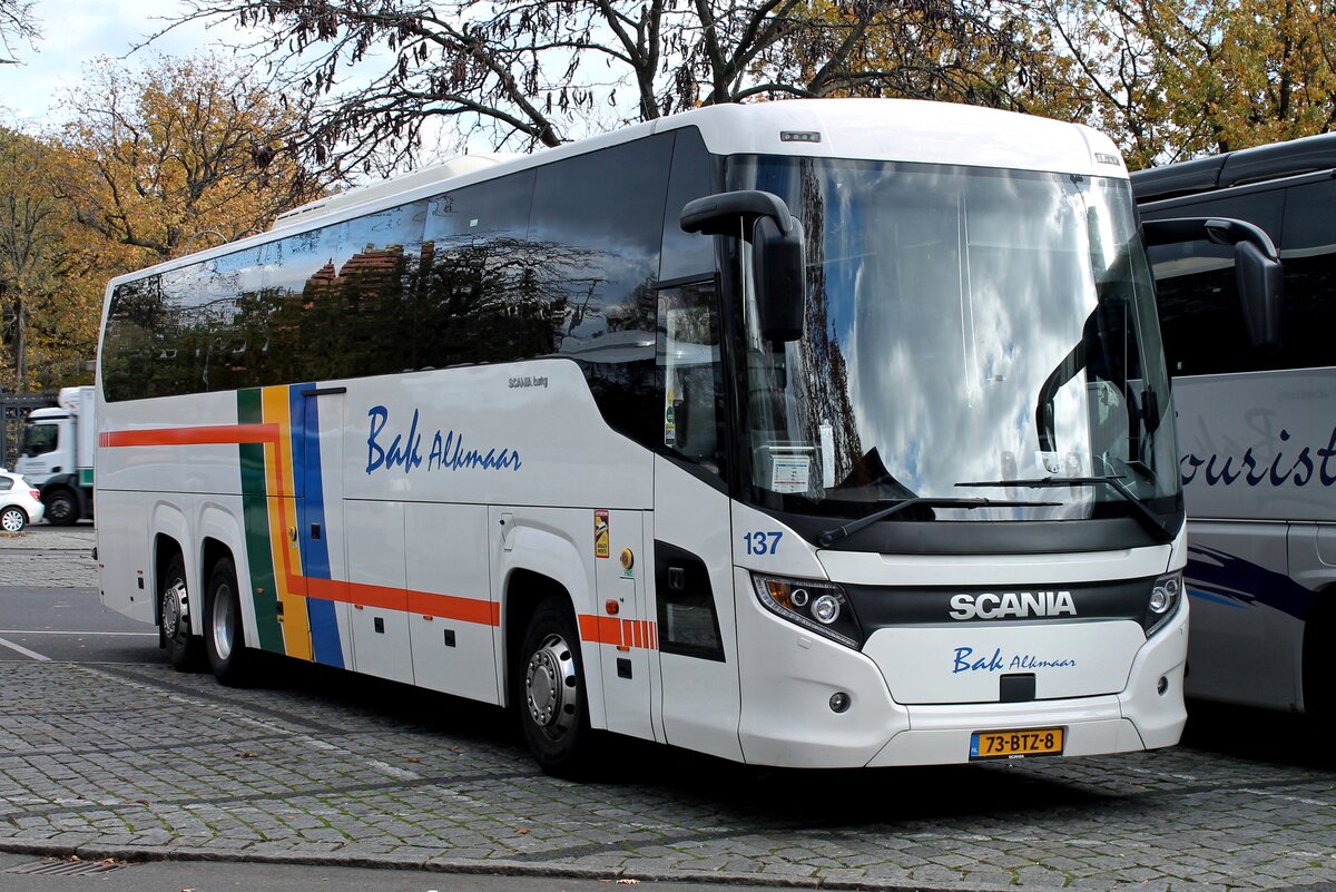 Scania Touring von Bak Reizen NL, Berlin im November 2023.