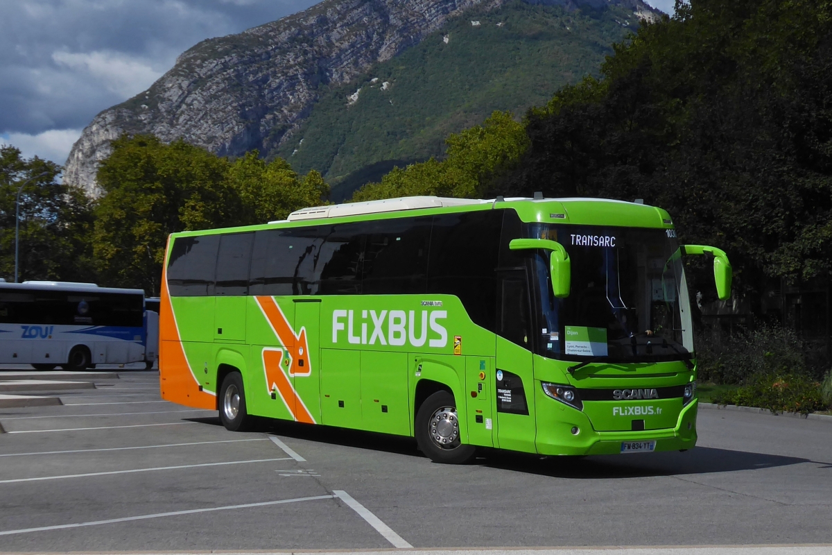 Scania Touring von Flixbus verlässt den Busbahnhof von Grenoble. 09.2022 