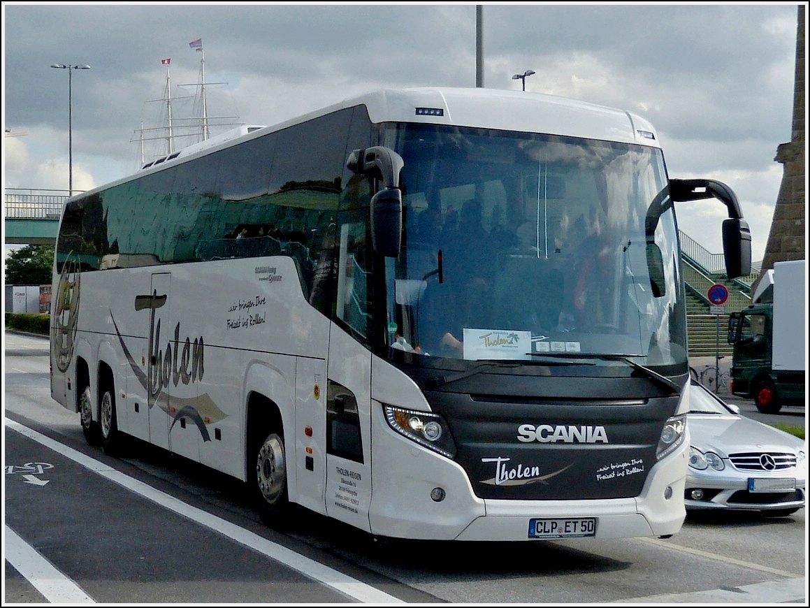 Scania Touring Higer Bus, gesehen in Hamburg am 17.09.2013. 
Busdaten: L 12,09 m, B 2,55 m, H 3,80m, Motor 13 L mit 400 Ps. Sitzpltze 49+1+1.  