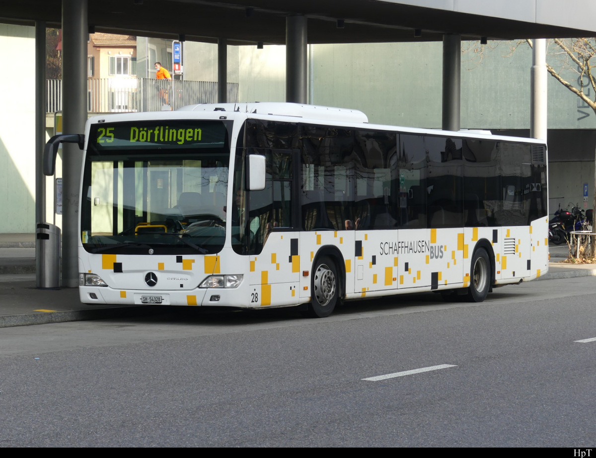 Schaffhausen Bus - Mercedes Citaro Nr.28 SH 54328 unterwegs vor dem Bahnhof Schaffhausen auf der Linie 25 nach Dörflingen am 05.02.2021