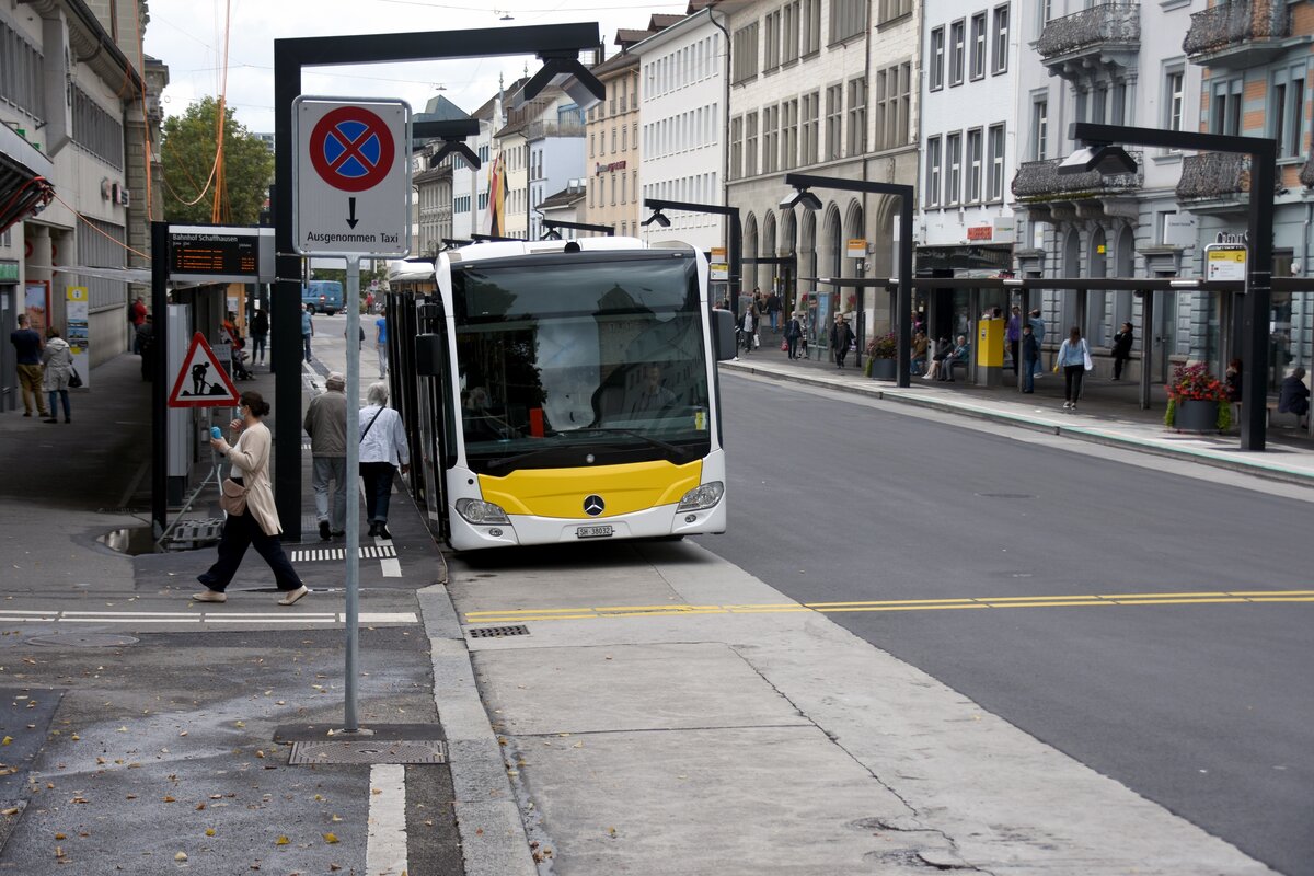 SCHAFFHAUSEN (Kanton Schaffhausen), 16.09.2021, Mercedes-Stadtbus ohne Zielanzeige in der Haltestelle Bahnhof Schaffhausen