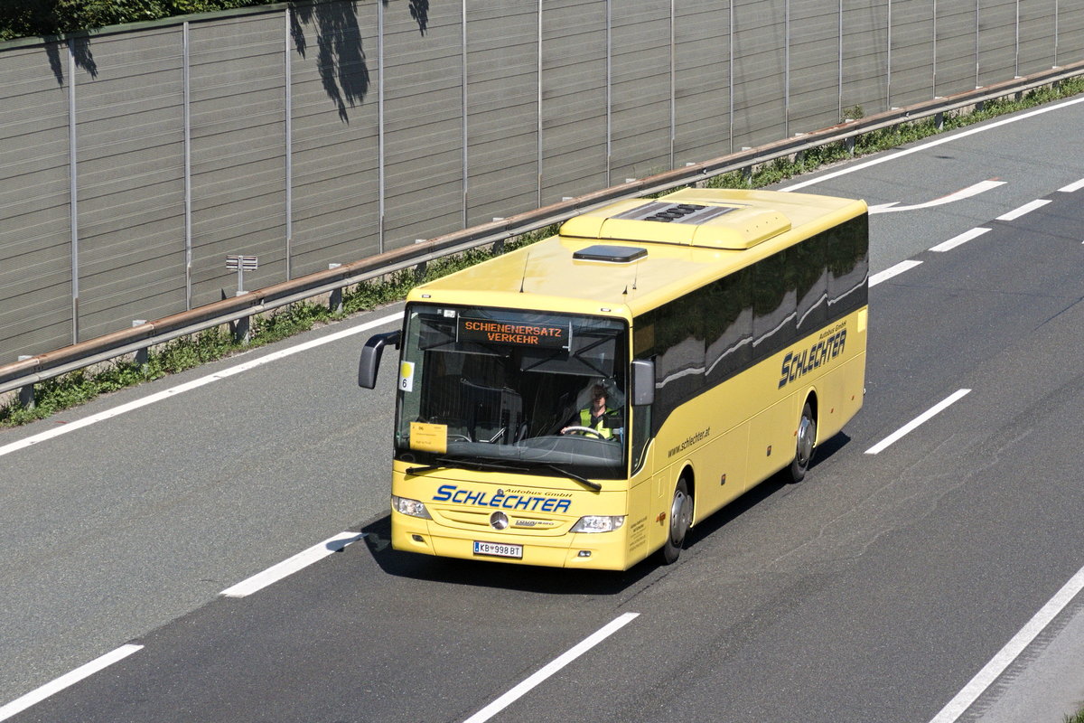 Schienenersatzverkehr für REX wegen Neubau Vomperbachbrücke, Autobus Schlechter KB-998BT auf der A12 Inntalautobahn Höhe Wattens. Aufgenommen 4.8.2019.