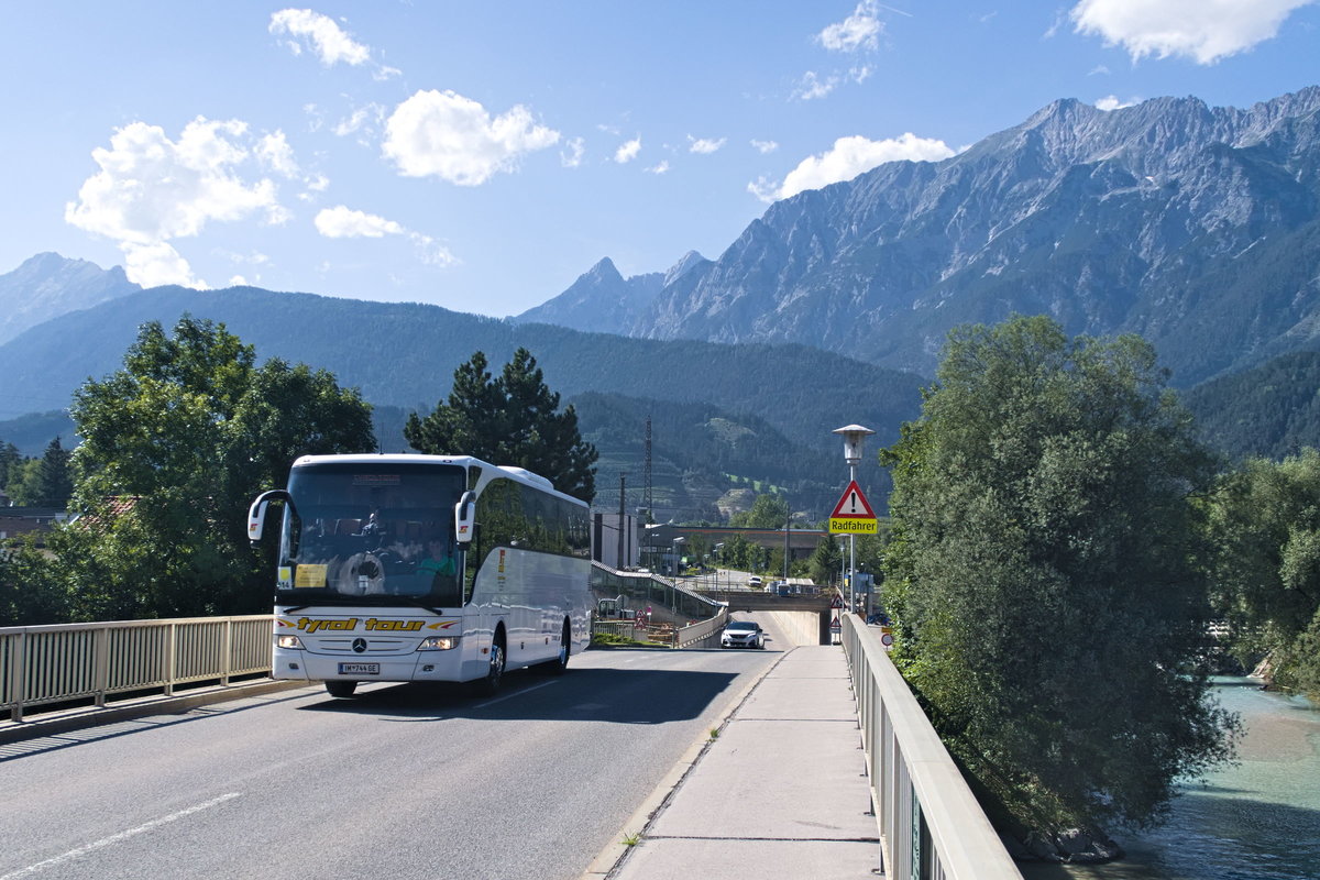 Schienenersatzverkehr für S-Bahn wegen Neubau Vomperbachbrücke, Mercedes-Benz Tourismo von tyrol tour auf der Innbrücke bei Pill-Vomperbach. Aufgenommen 9.8.2019.