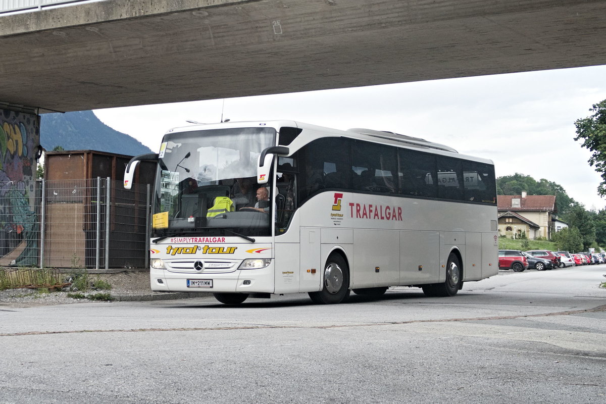 Schienenersatzverkehr für S-Bahn wegen Neubau Vomperbachbrücke, Mercedes-Benz Tourismo von tyrol tour in der Bahnhofstraße in Jenbach. Aufgenommen 15.8.2019.