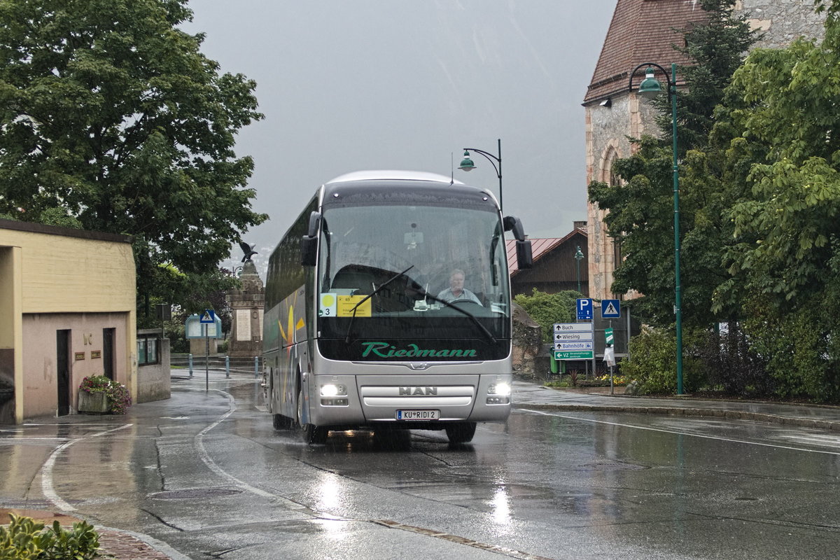 Schienenersatzverkehr für S-Bahn wegen Neubau Vomperbachbrücke, MAN Lion's Coach von Riedmann Reisen in Jenbach, Tratzbergstraße. Aufgenommen 15.8.2019.