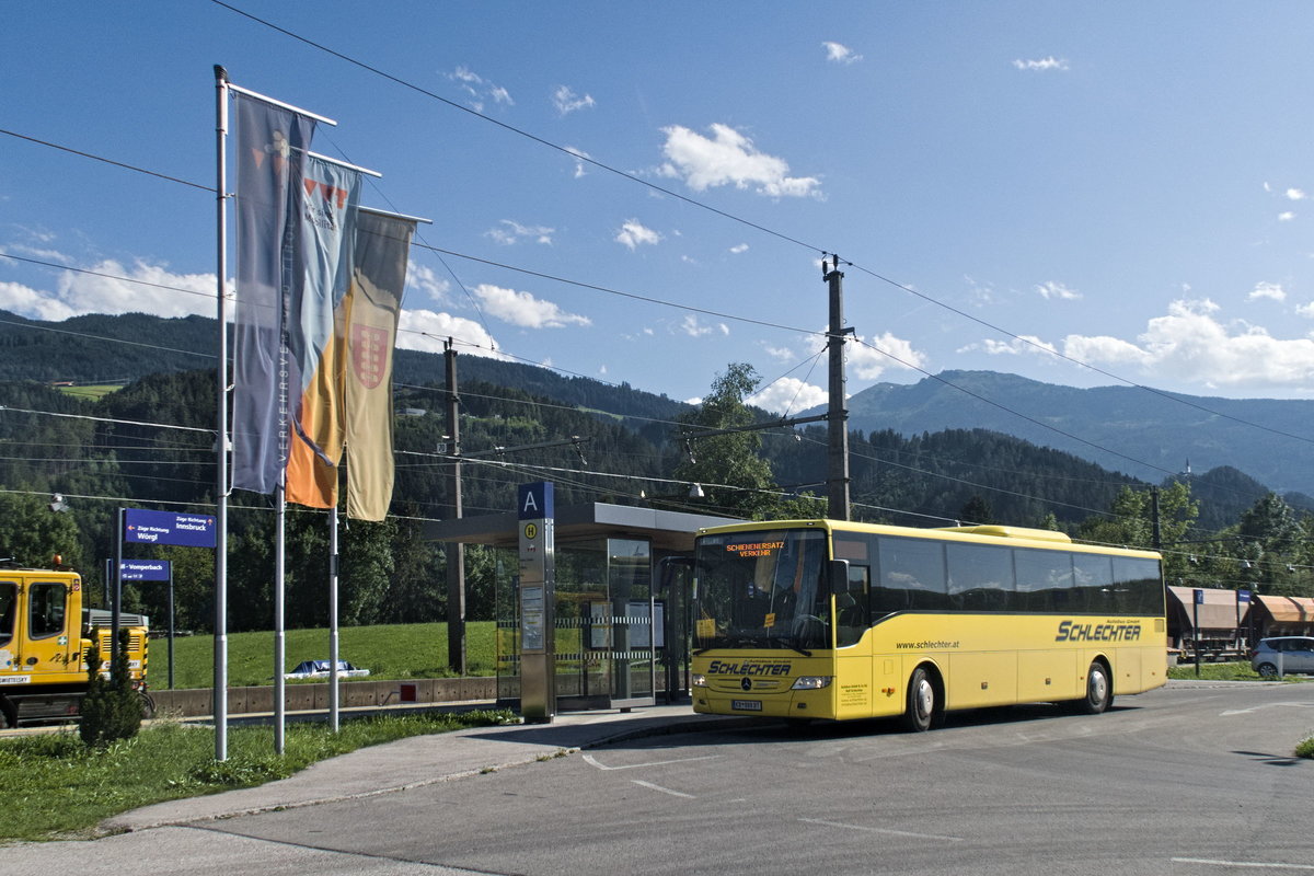 Schienenersatzverkehr für S-Bahn wegen Neubau Vomperbachbrücke, Mercedes-Benz Tourismo von Autobus Schlechter an der Haltestelle Pill-Vomperbach. Aufgenommen 9.8.2019.