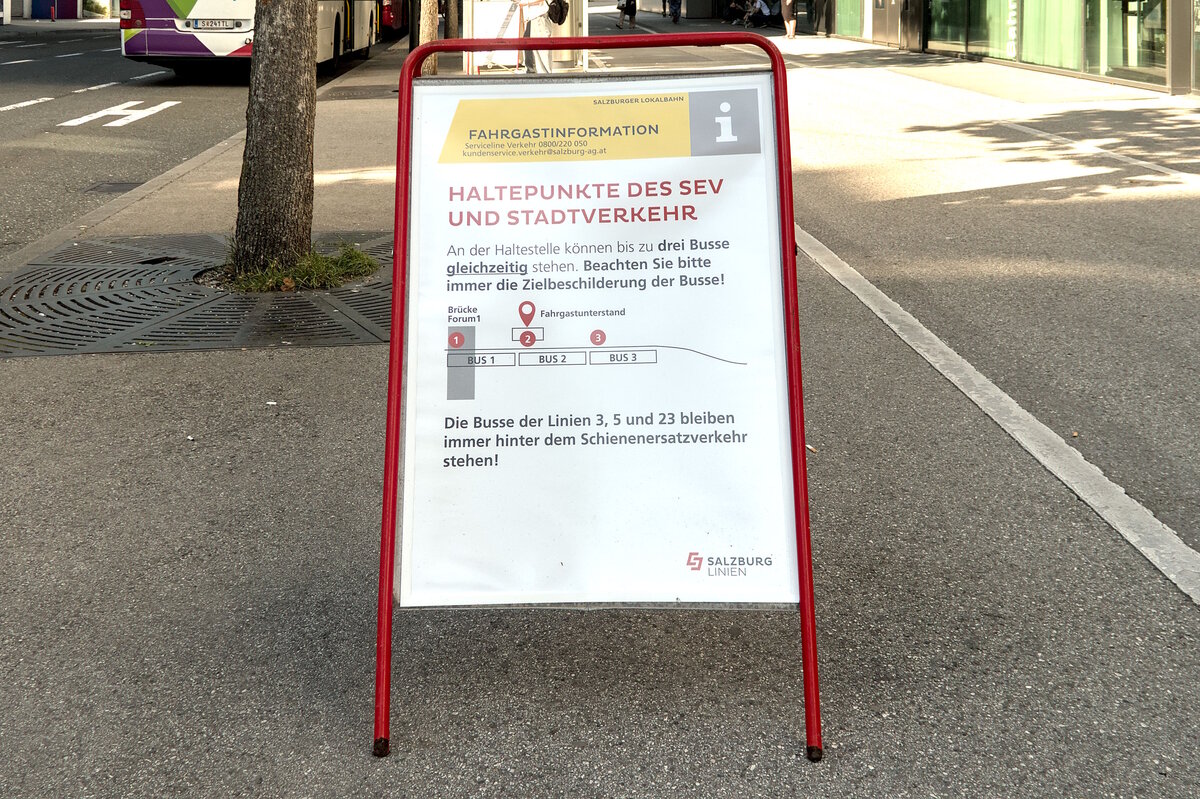 Schienenersatzverkehr f�r die Salzburger Lokalbahn, Information zu Haltepunkten des SEV und Stadtverkehrs an der Hst. Hauptbahnhof (Karl-Wurmb-Stra�e). Aufgenommen 18.6.2026.
