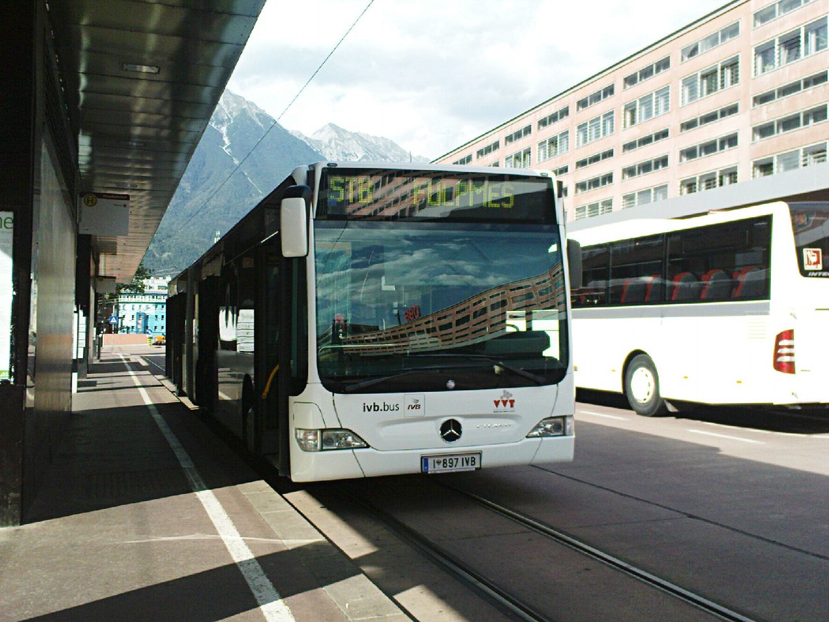 Schienenersatzverkehr für die Stubaitalbahn am Hauptbahnhof Innsbruck, Bus Nr. 897. Aufgenommen 16. August 2009.