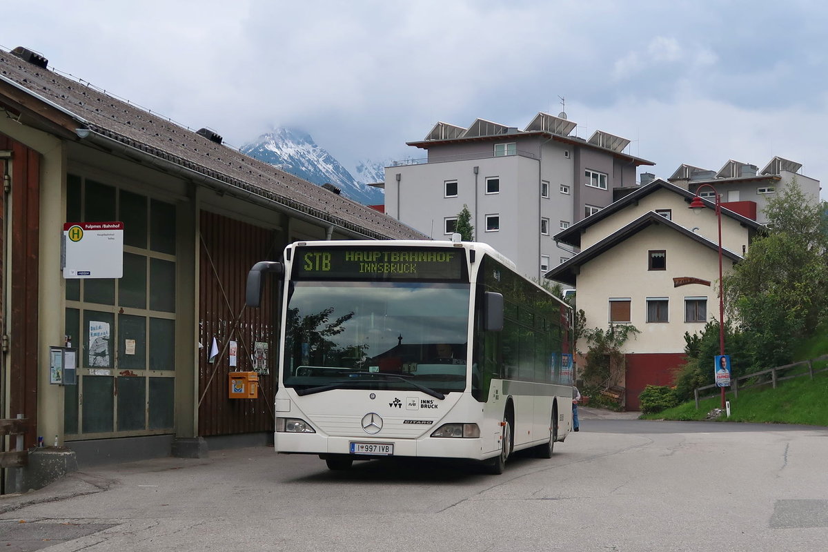 Schienenersatzverkehr für die Stubaitalbahn, Bus der Innsbrucker Verkehrsbetriebe wartet bei der Haltestelle Fulpmes Bahnhof. Aufgenommen 24.9.2017.