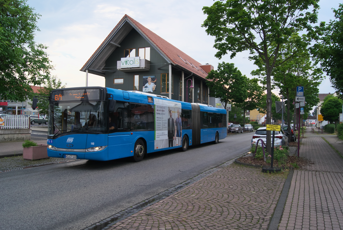 Schienenersatzverkehr in Kaufungen. Die Bahnstrecke war ein Wochenende gesperrt und so verkehrten anstelle der StraBa Linie 4 zwischen Kaufungen Papierfabrick und Helsa Gelenkbusse der KVG im SEV. Hier ist Bus 149, Solaris Urbino 18, durch Niederkaufungen unterwegs. 07.07.2017 