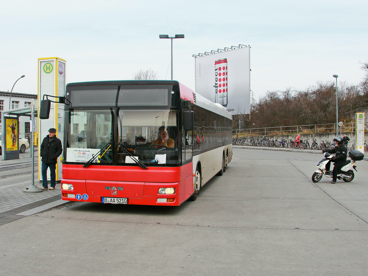 Schienenersatzverkehr SEV S41 und  S42 - MAN 
Standardlinienbus 2. Generation - am 30. März 2018 am Bahnhof Berlin Südkreuz. 