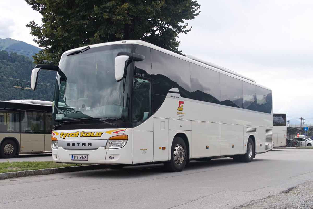 Schienenersatzverkehr wegen Neubau Vomperbachbrücke, Setra S 415 GT-HD von tyrol tour in Jenbach am Bahnhof. Aufgenommen 15.8.2019.