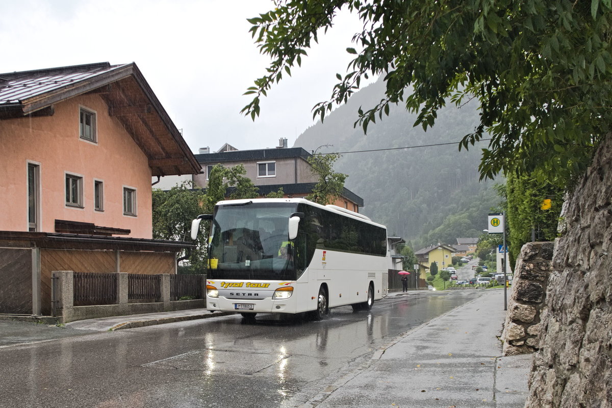 Schienenersatzverkehr wegen Neubau Vomperbachbrücke, Setra S 415 GT-HD von tyrol tour in Jenbach, Tratzbergstraße. Aufgenommen 15.8.2019.