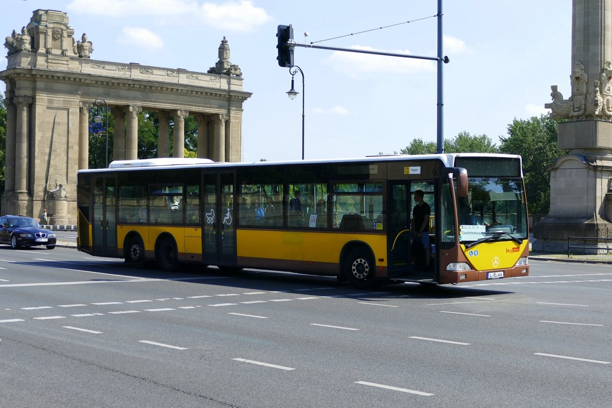 Schienenersatzverkehre SEV S3, S5, S7 und S9 der S -Bahn Berlin, hier mit einem Mercedes -Benz Citaro LN (ex BVG), auf der Straße des 17.Juni /Charlottenburger Tor Richtung Hardenbergplatz und Bf. Charlottenburg, im Juli 2018.
