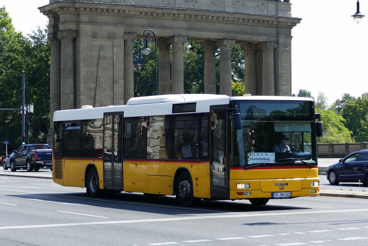 Schienenersatzverkehre SEV S3, S5, S7 und S9 der S -Bahn Berlin mit dem MAN A20 NÜ313, hier am Charlottenburger Tor/Straße des 17.Juni Richtung Bf.Charlottenburg im Juli 2018.