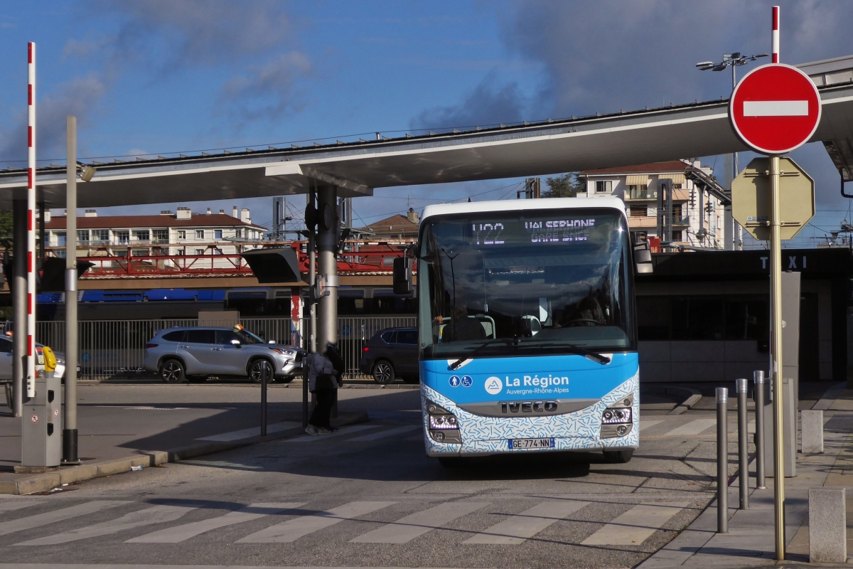 Schranke offen, der Irisbus Crossway kann seine Fahrt zum SNCF Bahnhof von Val Sehrone fortsetzen.
