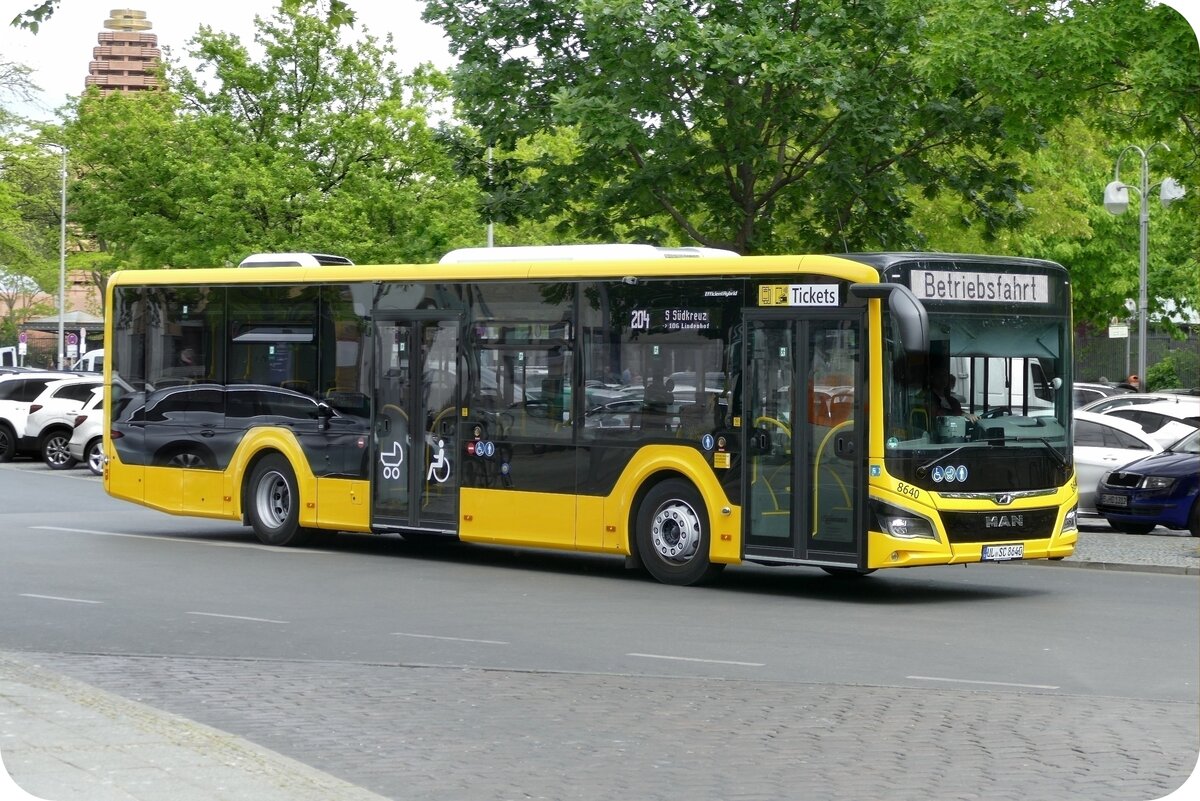 Schröder Reisen Langenau mit dem MAN Lion's City Efficient Hybrid- Wagen '8640', auf der BVG OL 204 mit Fahrtziel S Südkreuz. Berlin-ZoologischerGarten im Mai 2023.