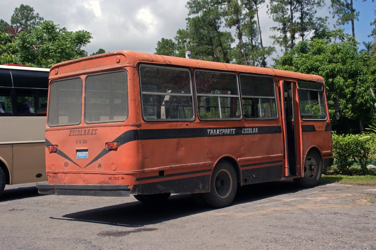 Schulbus in der Nhe von Havanna. Die Aufnahme stammt vom 13.07.2013.