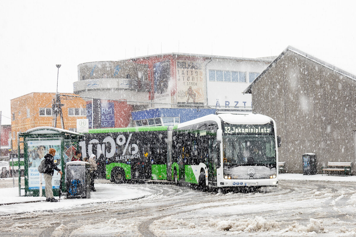Seiersberg. Einer der heftigsten Schnef�lle der letzten Jahre gab es am 10. Februar 2026 in der Steiermark. Am Anfang des Schneeschauers steht ein eCitaro G der Graz Linien in der Wendeschleife Seiersberg.