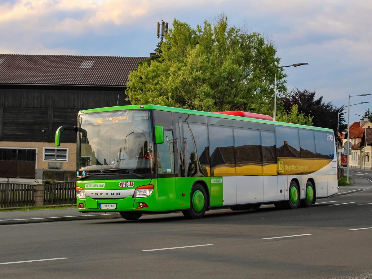 Seiersberg-Pirka. Ein Setra S418 LE business der GKB ist hier am Abend des 13.06.2023 als Linie 760 in Seiersberg Zentrum zu sehen.