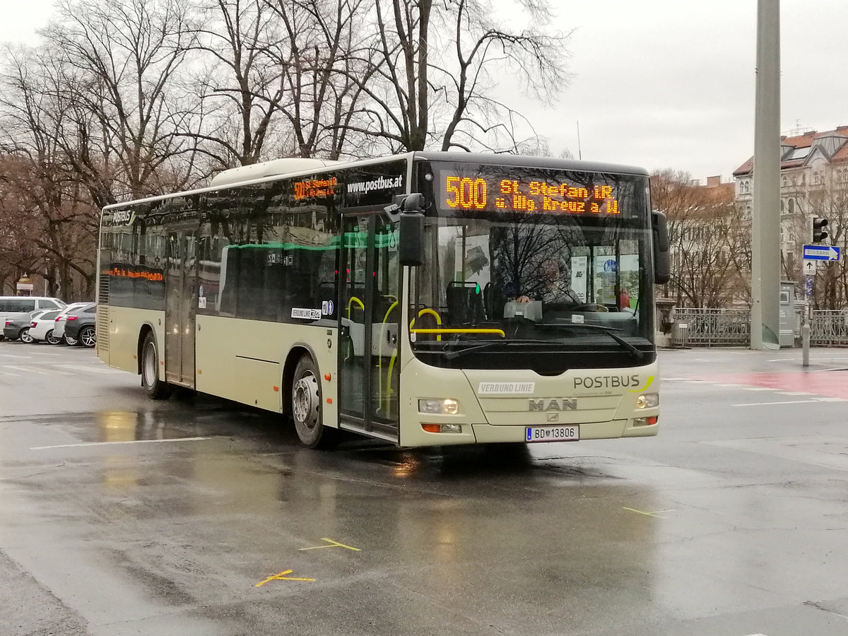 Seit ein paar Wochen befinden sich Wiener MAN Lion's City in Graz. Warum die Busse nach Graz überstellt wurden, ist unklar. Jedenfalls war am 06.03.2020 der Sandquarzfarbene BD 13806 auf der Linie 500, hier kurz vor dem Andreas-Hofer-Platz auf dem Weg nach Sankt Stefan im Rosental über Heiligenkreuz am Waasen.