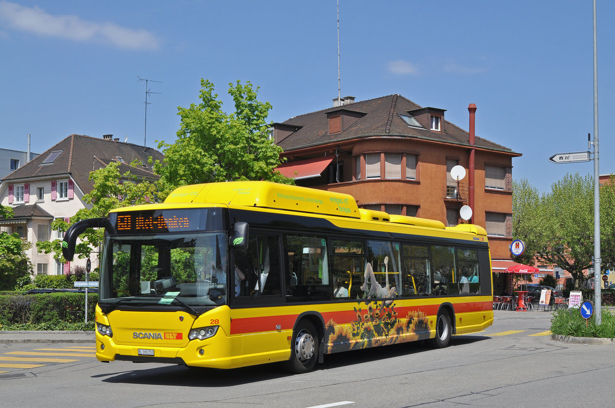 Seit kurzem steht ein Gasbus von SCANIA im Einsatz bei der BLT. Er trägt die Betriebsnummer 28. Hier verlässt der Bus die Endhaltestelle beim Bahnhof Muttenz. Die Aufnahme stammt vom 07.05.2016.