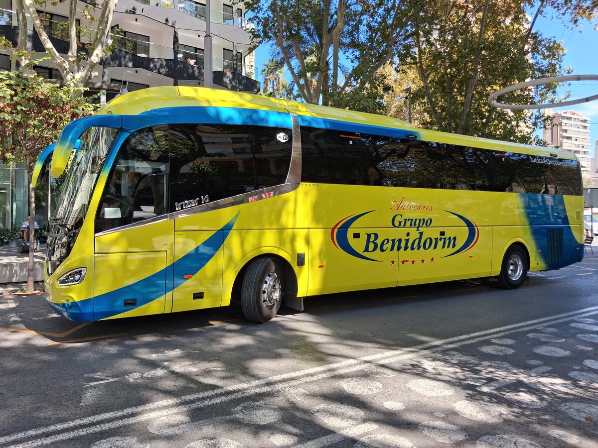 Seitenansicht des Irizar i6 der Firma Autocares Grupo Benidorm Nr. 407 in der Avenida del Mediterraneo in Benidorm am 29.09.2026.