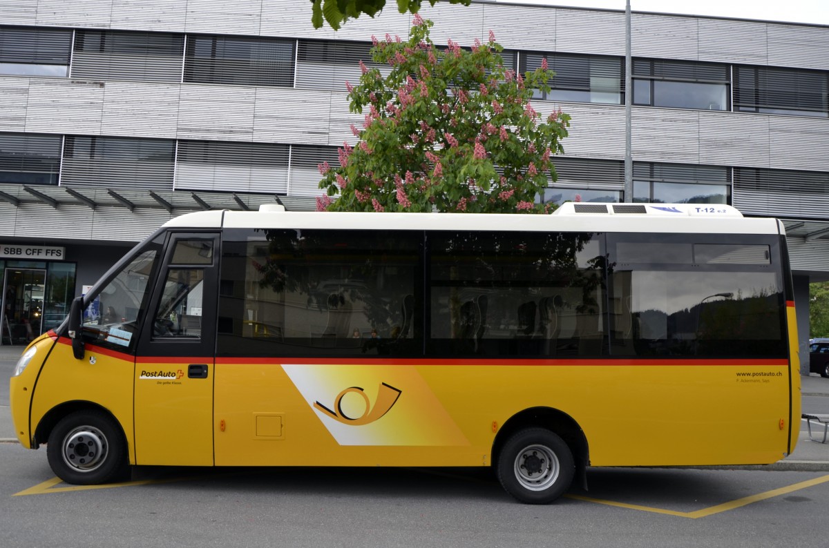 Seitenansicht eines Cacciamali-Thesi mit Iveco-Chassis vor dem Bahnhof Landquart am 10.05.2014.