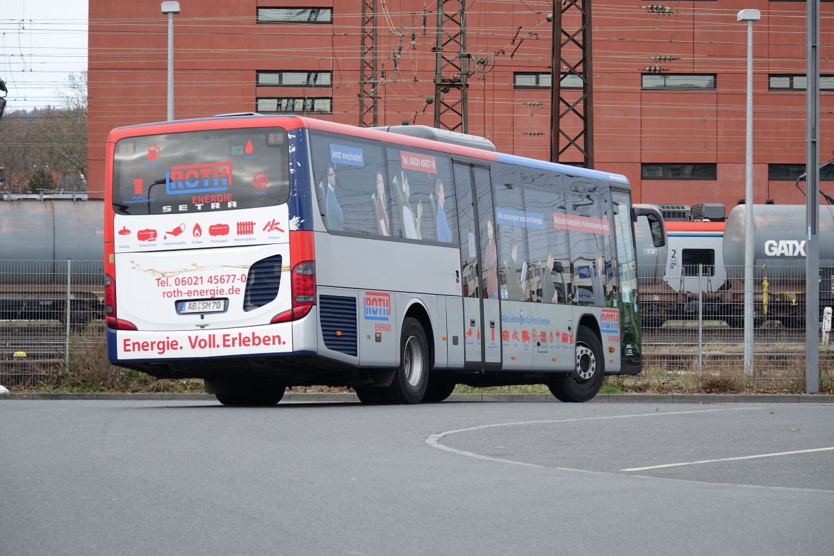 Seitz Reisen / AB-SM 70 / Aschaffenburg, Hauptbahnhof/ROB / Setra S 415 LE business / Aufnahemdatum: 20.03.2021 / Werbung: Roth Energie