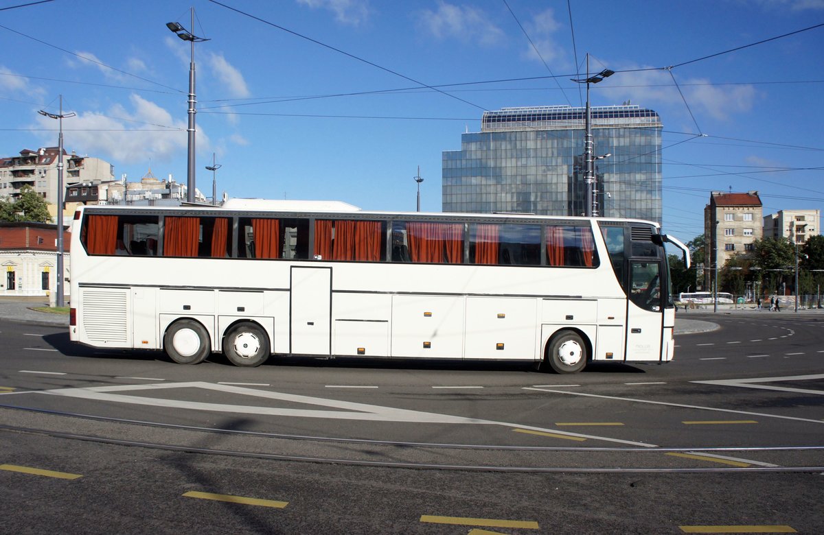 Serbien / Belgrad / Beograd: Setra S 317 HDH von  Golub Transport 2013  aus Obrenovac, aufgenommen im Juni 2018 am Slavija-Platz (Trg Slavija) in Belgrad.