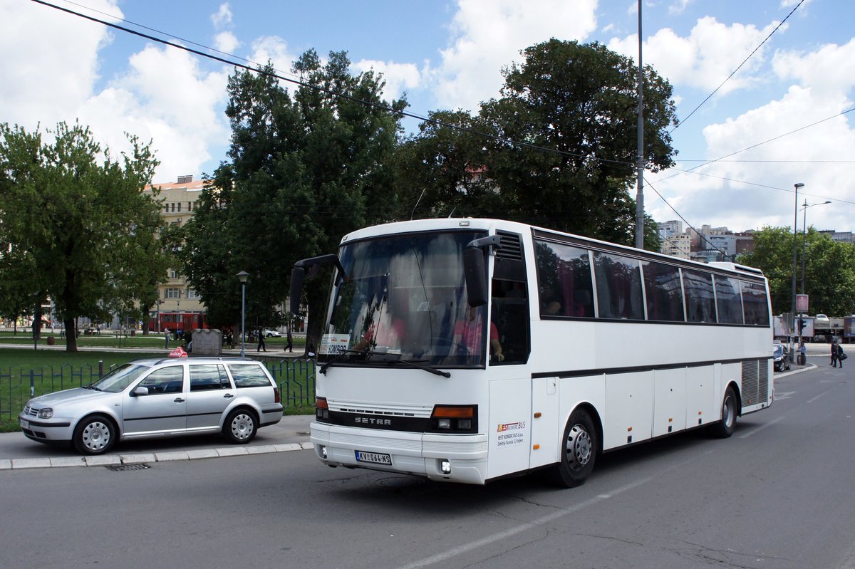 Serbien / Belgrad / Beograd: Setra S 250 Spezial von  BEST KOMERC BUS d.o.o.  aus Kraljevo, aufgenommen im Juni 2018 in der Nhe der Haltestelle  Ekonomski fakultet  in Belgrad.