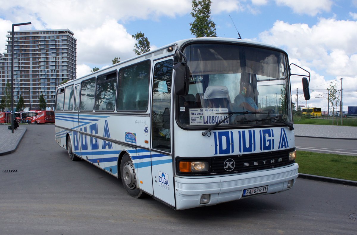 Serbien / Belgrad / Beograd: Setra S 215 H von  Duga d.o.o. Petlovača , aufgenommen im Juni 2018 in der Nähe der Haltestelle  Ekonomski fakultet  in Belgrad.