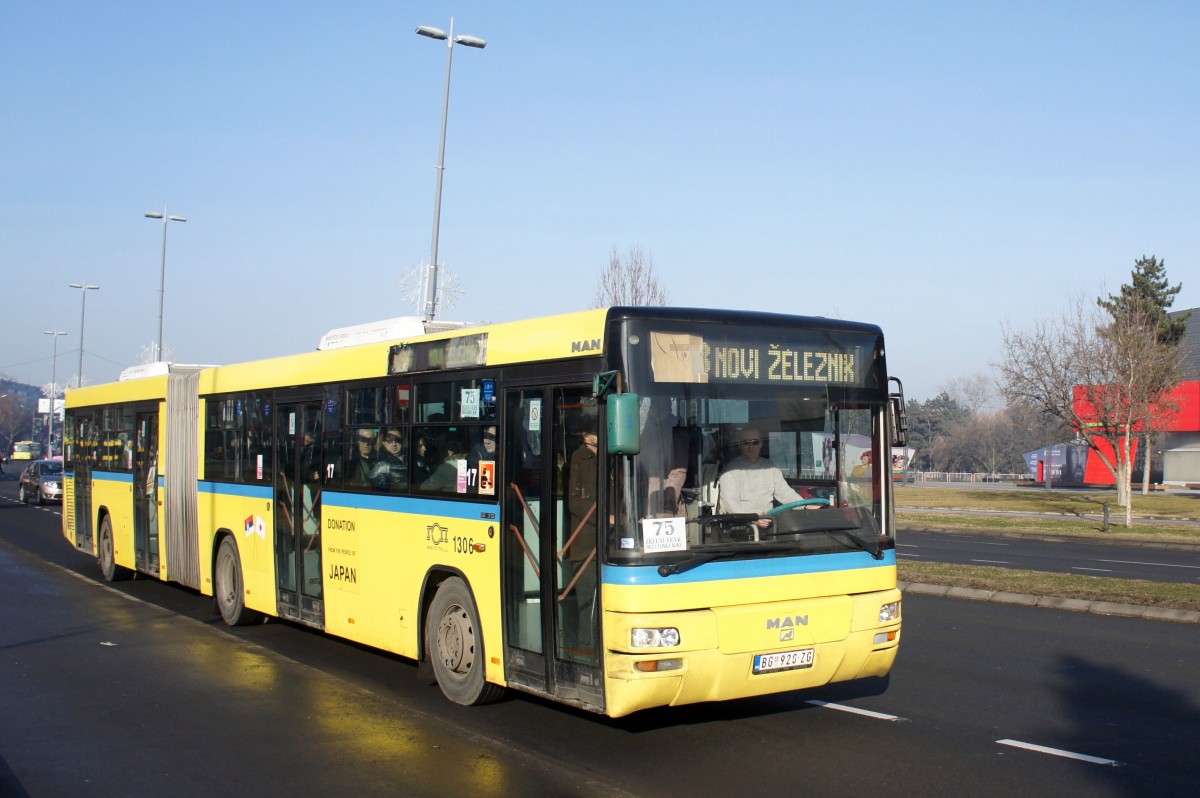 Serbien / Stadtbus Belgrad / City Bus Beograd: MAN SG 313 - Wagen 1306 der GSP Belgrad, aufgenommen im Januar 2016 in der Nähe der Haltestelle  Blok 21  in Belgrad.