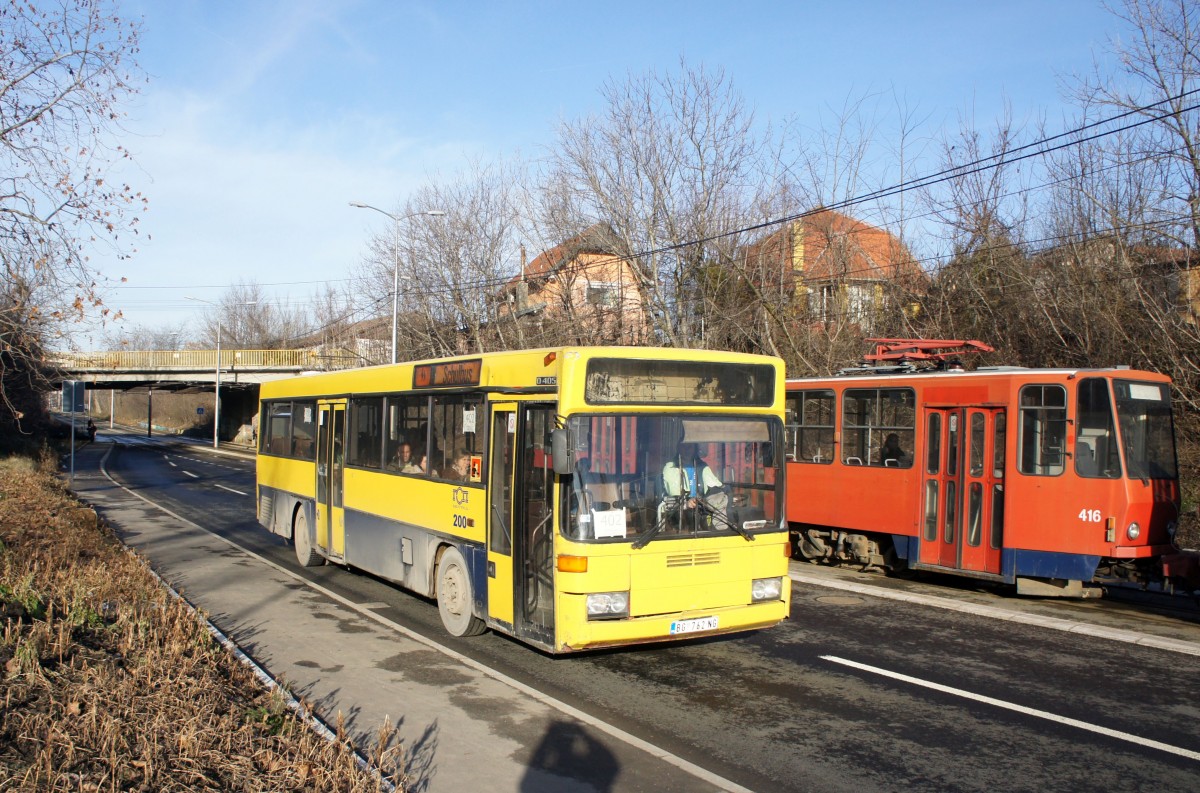Serbien / Stadtbus Belgrad / City Bus Beograd: Mercedes-Benz O 405 - Wagen 200 der GSP Belgrad, aufgenommen im Januar 2016 in der Nähe der Haltestelle  Voždovac  in Belgrad.